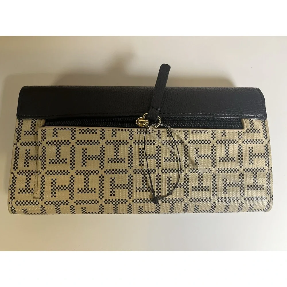 Tommy Hilfiger Women's‎ Clutch Beige Black Gold Logo Plate NEW